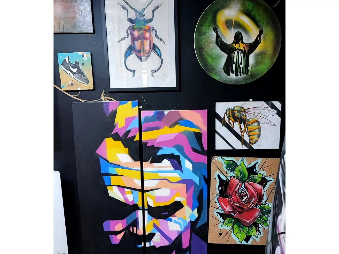 Mur de toiles originales par Eiko - scarabée, joker pop-art, rose, abeille